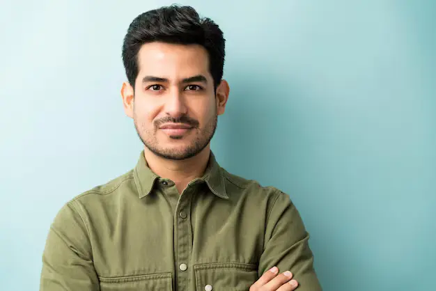 closeup young hispanic man casuals studio_662251 600